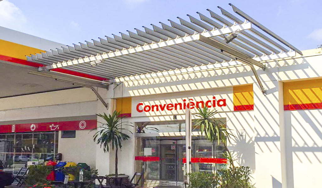 cobertura articulada abre e fecha escolhida em postos de gasolina