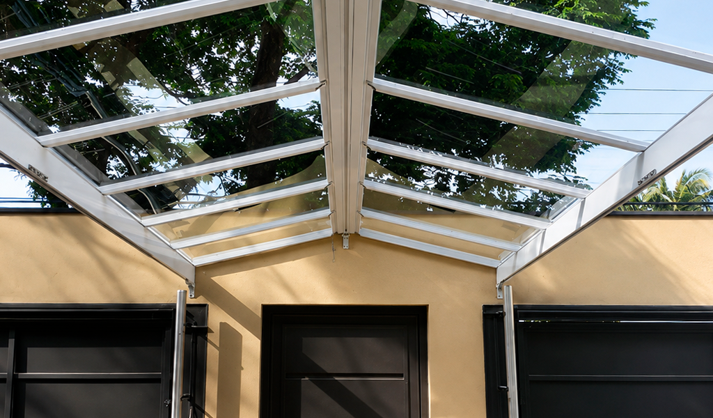 Cobertura fixa em alumínio que garante alta resistência e policarbonato, que possibilita a utilização da luz natural.