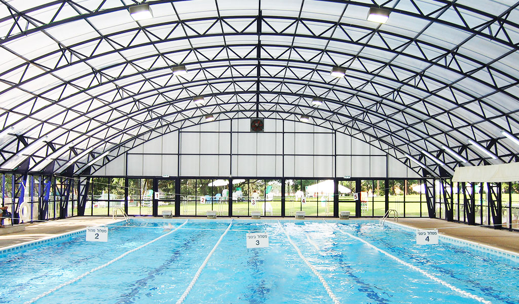 Zetalux® com Policarbonato Alveolar: perfeita opção para cobertura de piscinas de clubes e academias