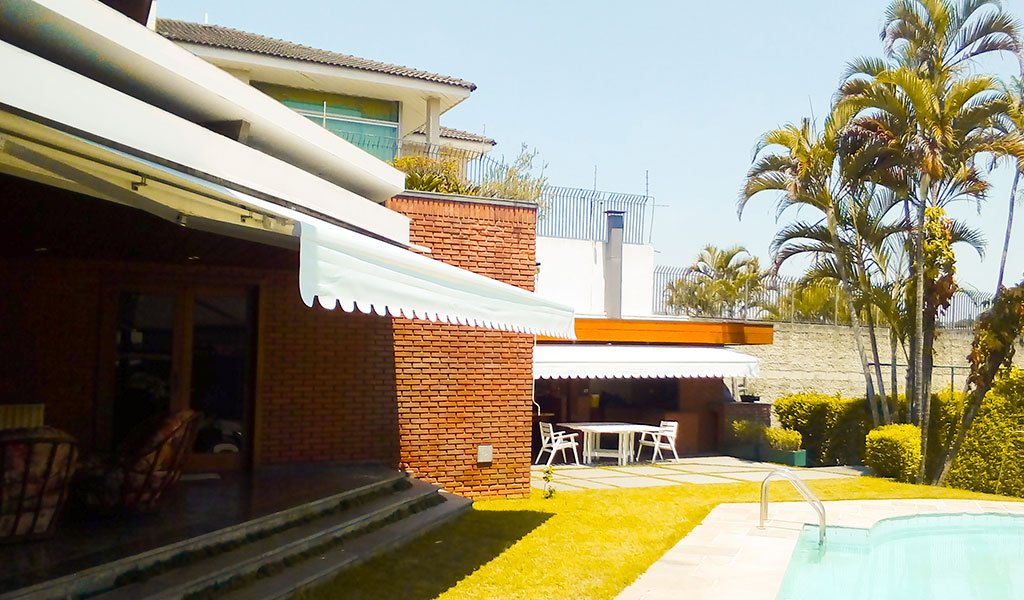 proteção do sol ou da chuva em terraços, calçadas, portas e janelas.